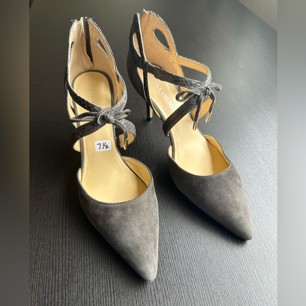 Ivanka Trump pumps in grey suede leather. Zipper back. 7,5